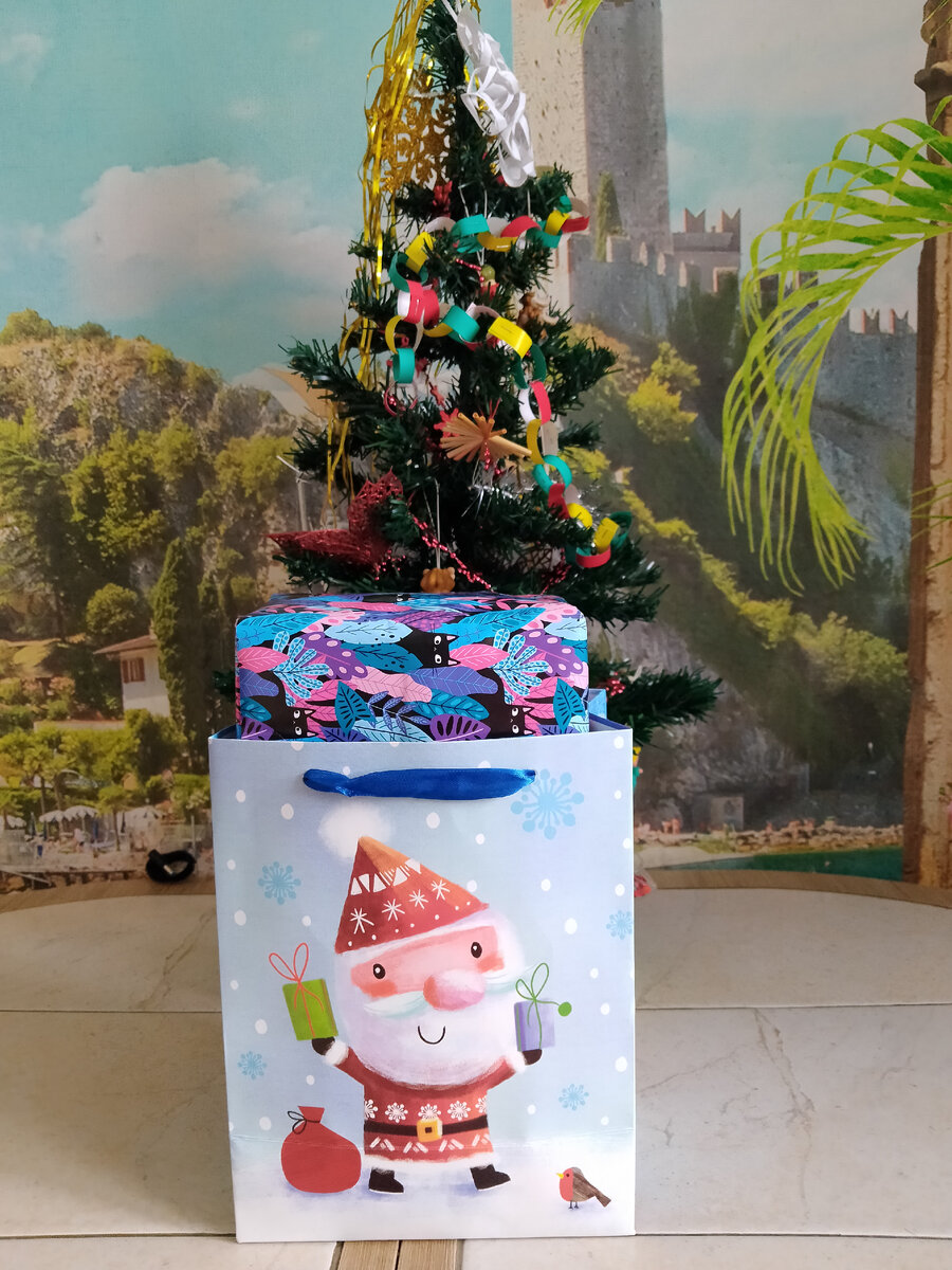 Подарок младшей для садика