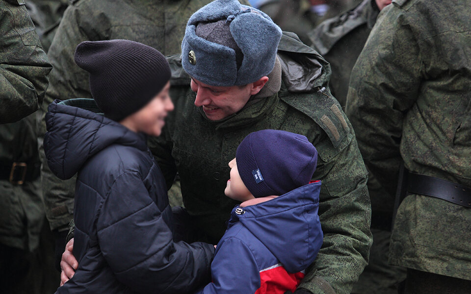 Больше проживающих сирот детей в стране. 20000 детям военнослужащих. 20000 детям военнослужащих. Жена военного и ребенок рф. Военный с ребенком.