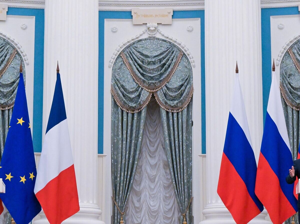    Президент РФ В. Путин провел переговоры с президентом Франции Э. Макроном© РИА Новости / Сергей Гунеев