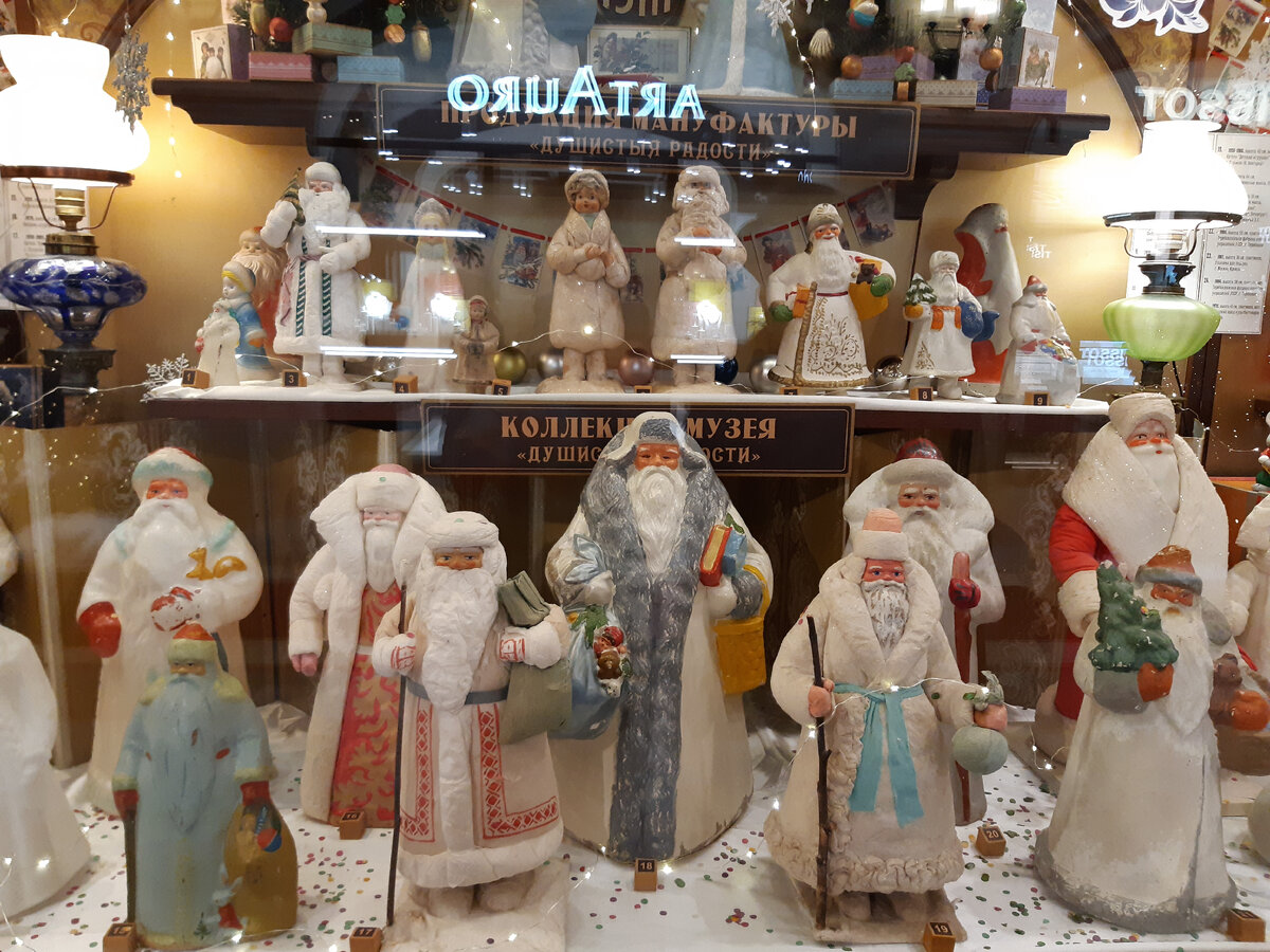 Ватные Деды Морозы на витрине магазина "Душистые радости"