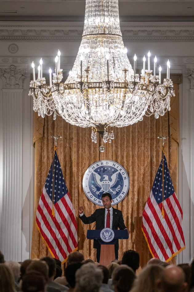 Кандидат в президенты от Республиканской партии Вивек Рамасвами выступает в Президентской библиотеке Ричарда Никсона в Йорба Линда, Калифорния, 17 августа 2023 года. | Франсин Орр / Los Angeles Times через Getty Images.