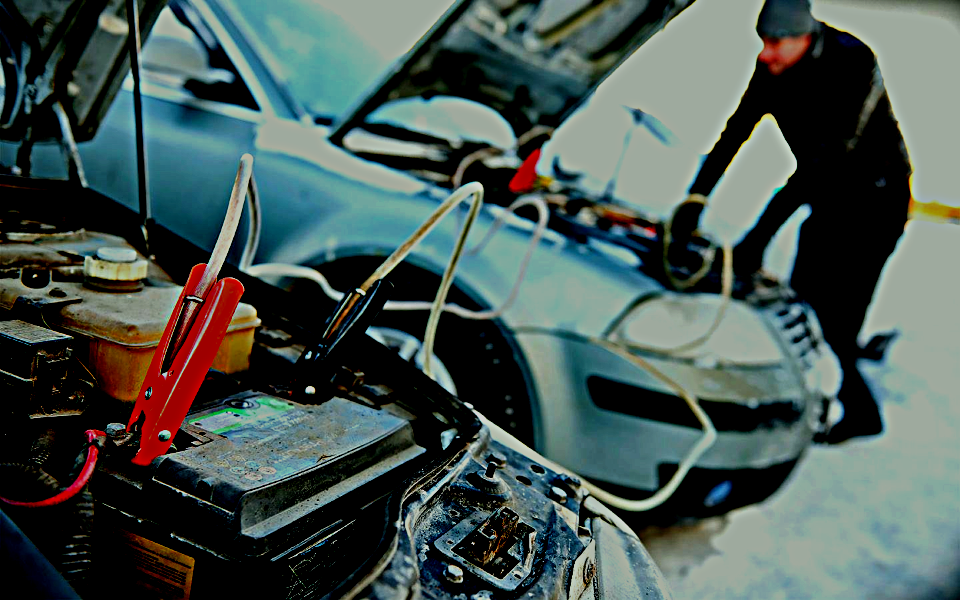 Как завести машину в мороз. Фото stock.adobe.com