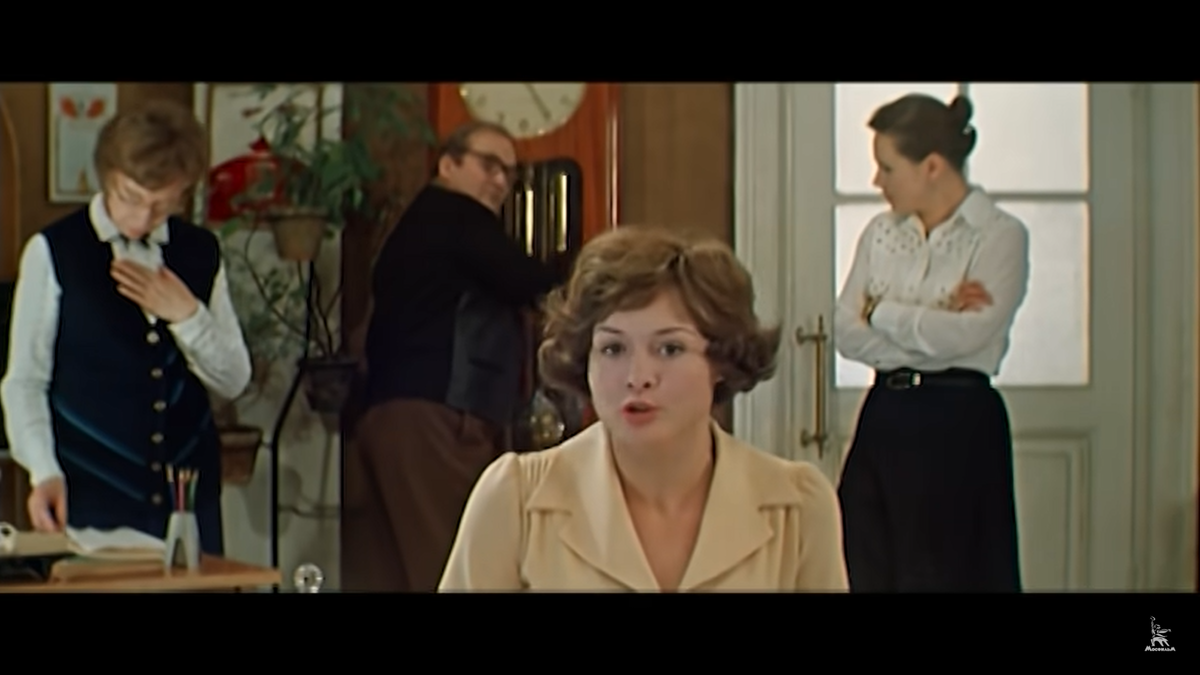 В учительской. Кадр из фильма "Розыгрыш" (1976), источник https://www.youtube.com/watch?v=aq1HEZThTvk