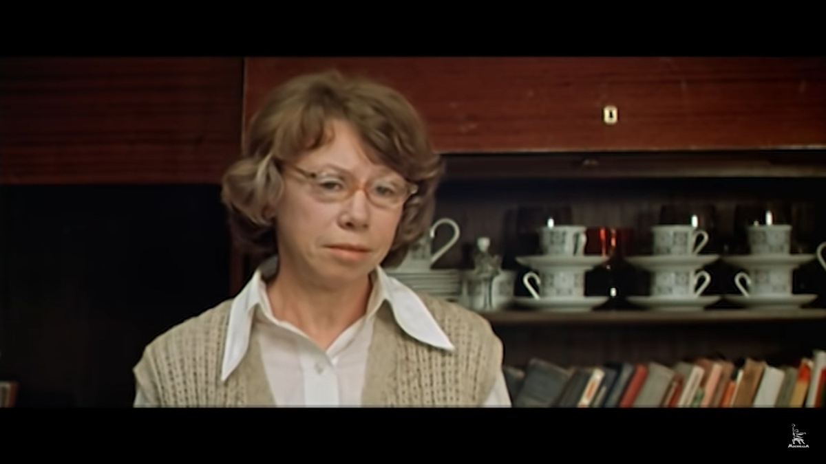 Марья Васильевна наставляет Игоря. Кадр из фильма "Розыгрыш" (1976), источник https://www.youtube.com/watch?v=aq1HEZThTvk