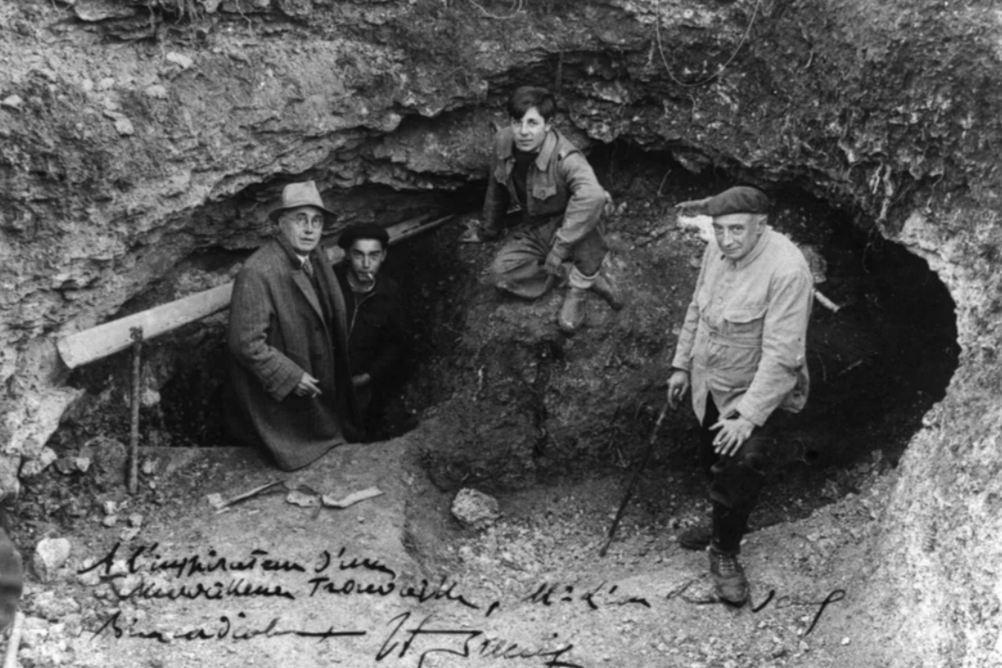 Вход в пещеру Ласко. На фотографии двое подростков, их учитель Леон Лаваль (слева) и исследователь Анри Брейль (справа)