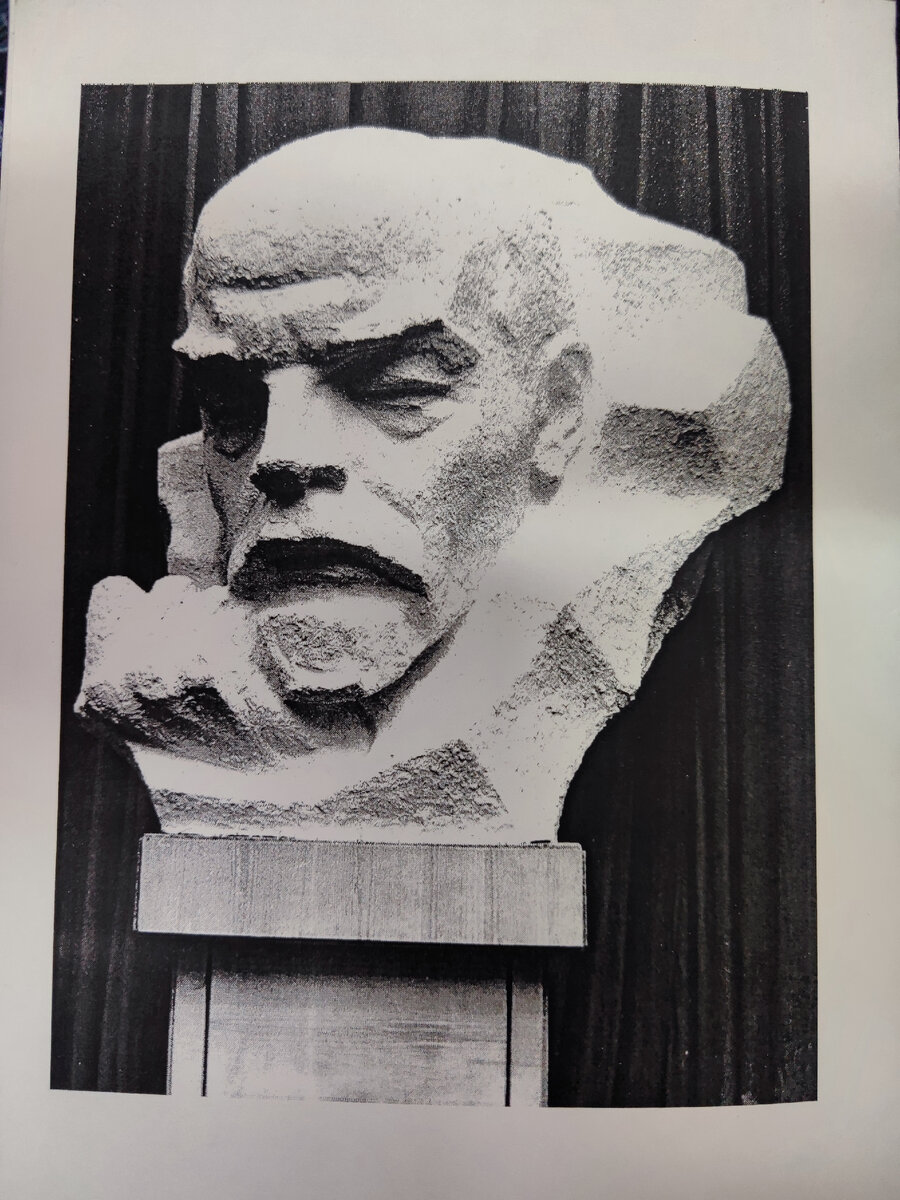 ""Памяти вождя" 1990 г. 200х200х150 см. Скульптор В. Нифонтов. Актовый зал Кенимехского райкома партии. Узбекистан. 