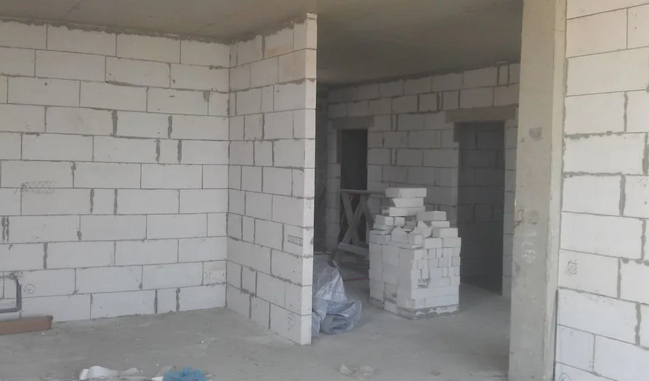 Газосиликатная перегородка в монолитно-каркасном многоэтажном доме. Источник: Яндекс.Картинки.