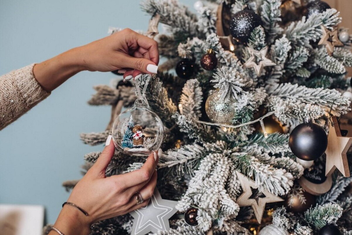     Дизайнеры назвали 4 способа ароматизировать искусственную елку