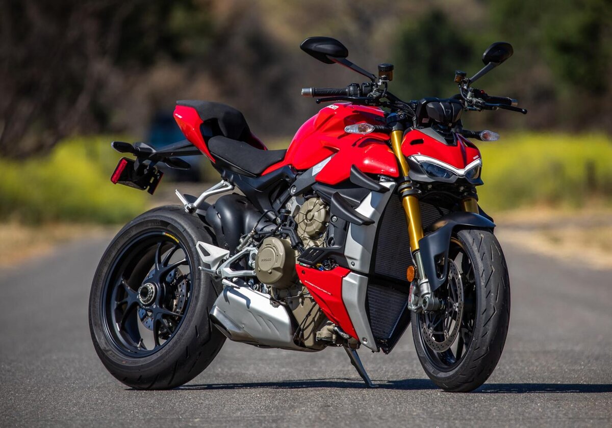 Ducati Streetfighter с пассажиром