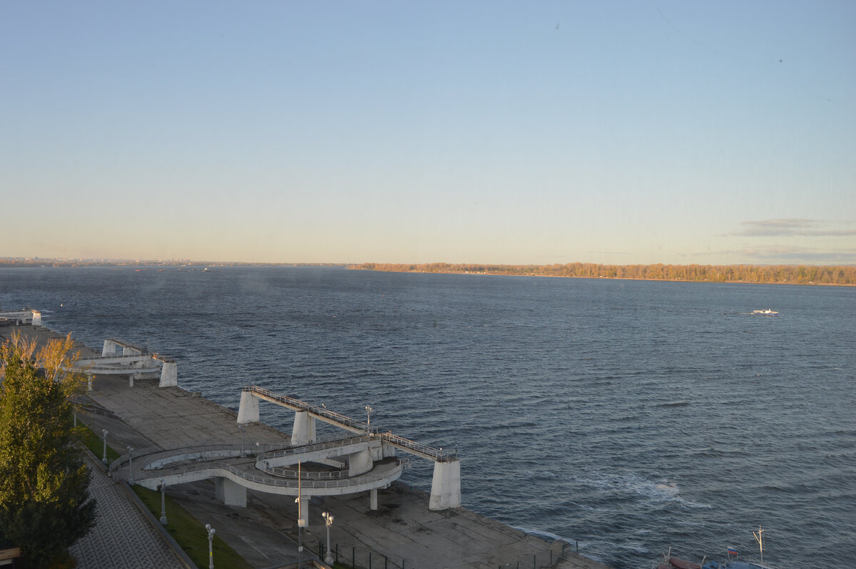 Волга из окна отеля "Россия"