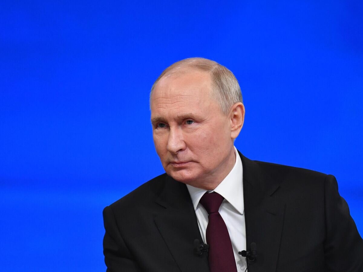    Президент РФ Владимир Путин проводит совместную "прямую линию" с гражданами и большую пресс-конференцию с журналистами в Гостином дворе© РИА Новости / POOL