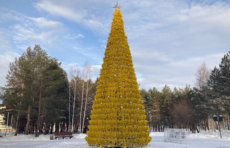    Новогодняя елка в парке «СемьЯ» в Нижнекамске // Фото: «Нижнекамская правда»