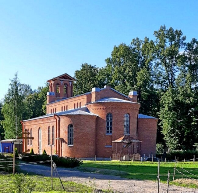 Троицкая церковь в Троицкой слободе, совсем рядом с парком Ораниенбаум /фото из личного архива/