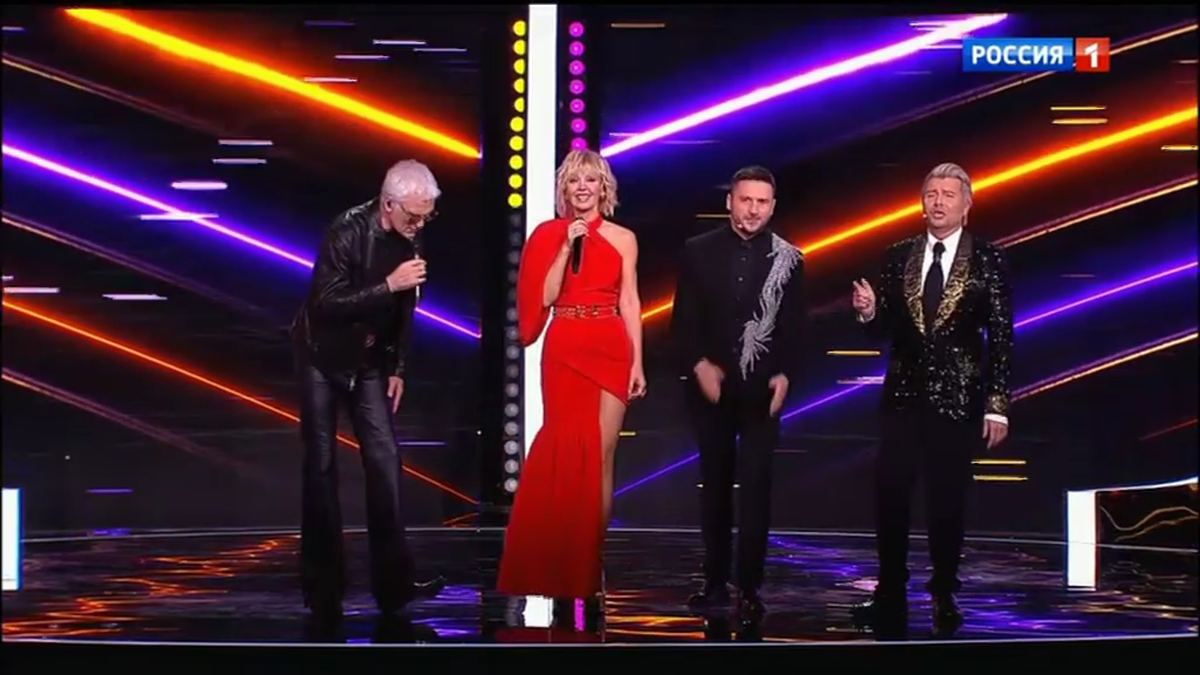 После выступления артисты спели вчетвером