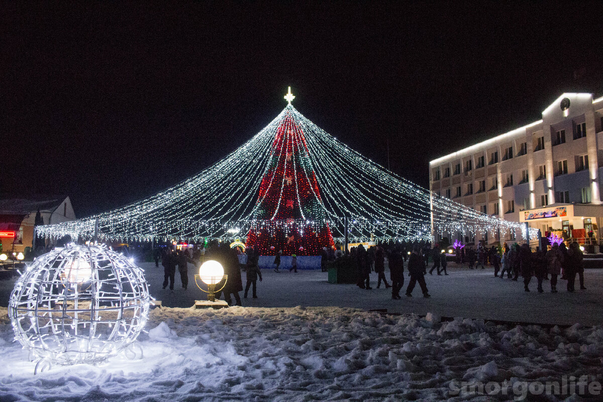 В Сморгони зажгли огни на главной городской ёлке | Сморгонь LIFE | Дзен