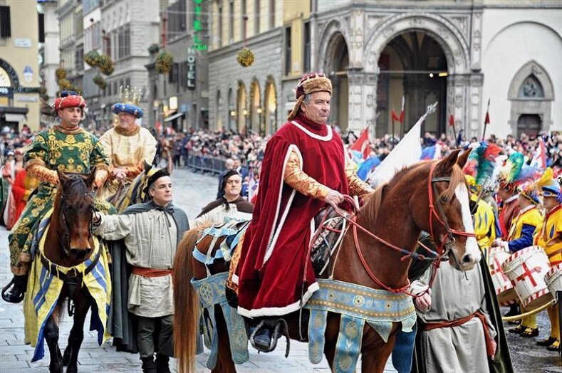 Во всем мире Рождество считается одним из самых праздничных и волшебных времен года. Семьи собираются вместе, украшают дома, обмениваются подарками и наслаждаются обильными праздничными пиршествами. Каждая страна имеет свои уникальные праздничные традиции, и Италия, как известно, не исключение. 
В Италии Рождество – это время семейного тепла, радости и взаимной любви. Этот праздник пронизан историей, традициями и легендами, которые передаются из поколения в поколение. Одним из самых удивительных и захватывающих аспектов рождественских традиций в Италии являются обряды, связанные с итальянскими королями и принцессами.

Великолепные короли и прекрасные принцессы являются неотъемлемой частью итальянской культуры и истории. Они продолжают вдохновлять не только современных художников и писателей, но и обычных людей, которые ценят элегантность и изысканный вкус эпохи королевской власти.

Перед Рождеством в Италии проводятся ряд торжественных мероприятий, на которых собираются представители королевской семьи, чтобы отпраздновать этот великий праздник. Одним из самых ярких и зрелищных событий является королевская процессия, в которой участвуют короли и принцессы разных национальностей и эпох.

В этой процессии короли и принцессы проходят по улицам города величественно и гордо, окруженные своими придворными и охраной. Они все демонстрируют свои костюмы и украшения, которые отражают их величие и богатство. Каждый детально продуманный наряд является настоящим произведением искусства, воплощающим красоту и изысканность этих древних правителей.

Традиционно королевская процессия подразумевает также участие местных артистов, танцоров и музыкантов, которые создают волшебную атмосферу праздника. Их выступления великолепно согласованы с хореографией и музыкальным сопровождением, чтобы создать идеальное представление.

Короли и принцессы Италии известны своим прекрасным появлением, добротой и вниманием к своим подданным. Они регулярно посещают больницы, семейные дома и детские приюты, чтобы передать любовь и поддержку тем, кто в этом особенно нуждается. Это делает их настоящими героями для многих людей и символами благоденствия и милосердия.

Также перед Рождеством короли и принцессы Италии очень заботятся о создании праздничного настроения в своих дворцах. Сотни светящихся огней украшают здания, а залы наполняются запахом пряностей, традиционных блюд и сладостей. Вокруг дворца устанавливаются елки, венки и гирлянды, олицетворяющие праздничную атмосферу.

В рождественских традициях Италии играет важную роль красный цвет, который символизирует счастье, радость и изобилие. Короли и принцессы одеваются в роскошные наряды красного цвета и носят цветы, которые создают впечатление праздника и волшебства.

Одним из самых захватывающих аспектов рождественских традиций итальянских королей и принцесс является их участие в благотворительных мероприятиях. Они активно проводят время, помогая тем, кто находится в беде или нуждается в поддержке. Это создает атмосферу единства и любви и напоминает всем о важности дарить другим радость и поддержку.

В рождественскую ночь короли и принцессы Италии вместе с местными жителями собираются у елки в центре города. Это момент, когда они делятся Итальянскими праздничными традициями и культурой с другими людьми. Они поют песни, танцуют, играют на музыкальных инструментах и исполняют пьесы, цель которых – распространить радость и счастье во время этого особенного времени года.

Таким образом, традиции итальянских королей и принцесс перед Рождеством имеют глубокий исторический смысл и создают неповторимую атмосферу праздника в Италии. Они напоминают о величии и красоте прошлых эпох и одновременно притягивают и вдохновляют людей со всего мира своей волшебной привлекательностью. Ведь в Рождество мы все желаем одного – мира, любви и счастья, и итальянские короли и принцессы являются воплощением этих прекрасных идеалов.