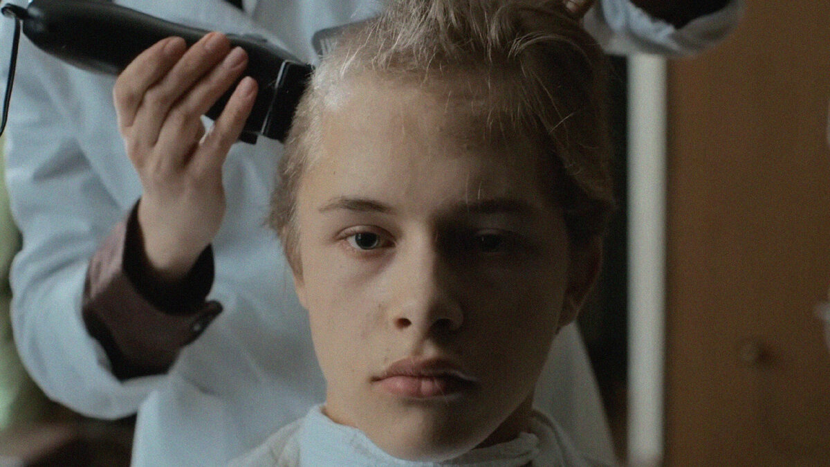 Андрей бреет голову, после вступления в к Универсамовским 