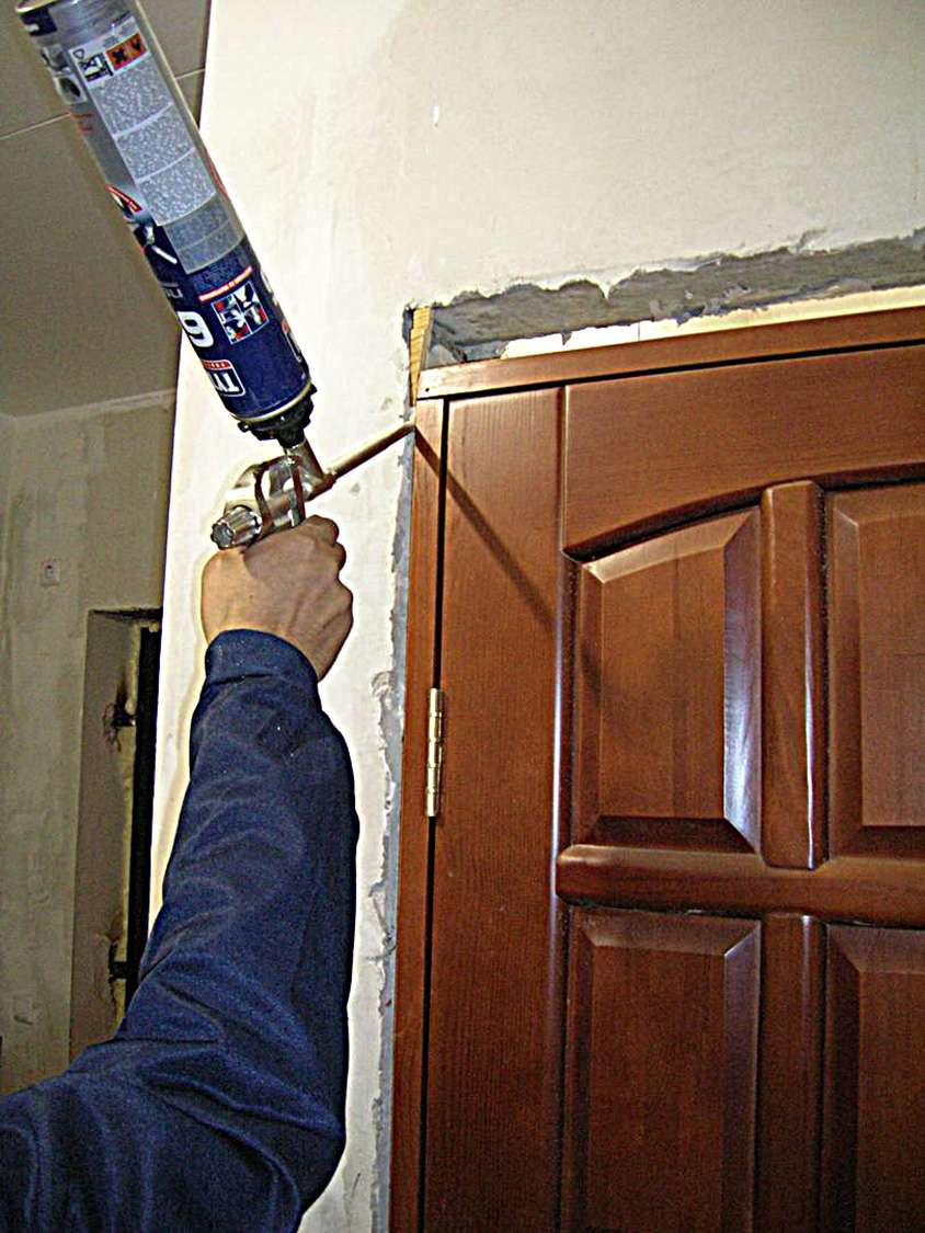 Монтаж металлической двери. Монтаж входной двери. Поставить дверь квартиру установкой. Монтаж межкомнатных дверей. Входные двери установленные.