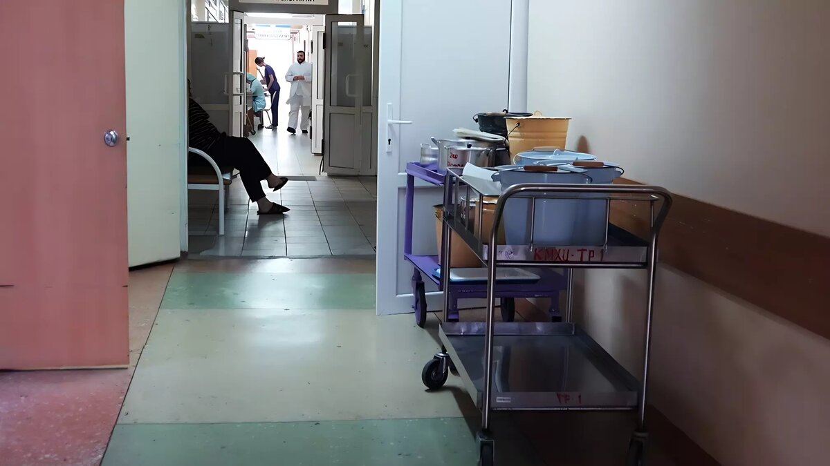     С ушибом поясницы 8-летний пешеход доставлен в больницу после столкновения с машиной, пояснили в краевом ГИБДД.