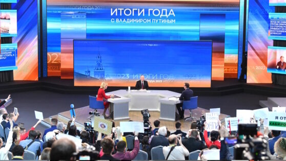    Необычные вопросы на "Итогах года": о чем россияне спрашивали Путина за кадром Роман Захаров