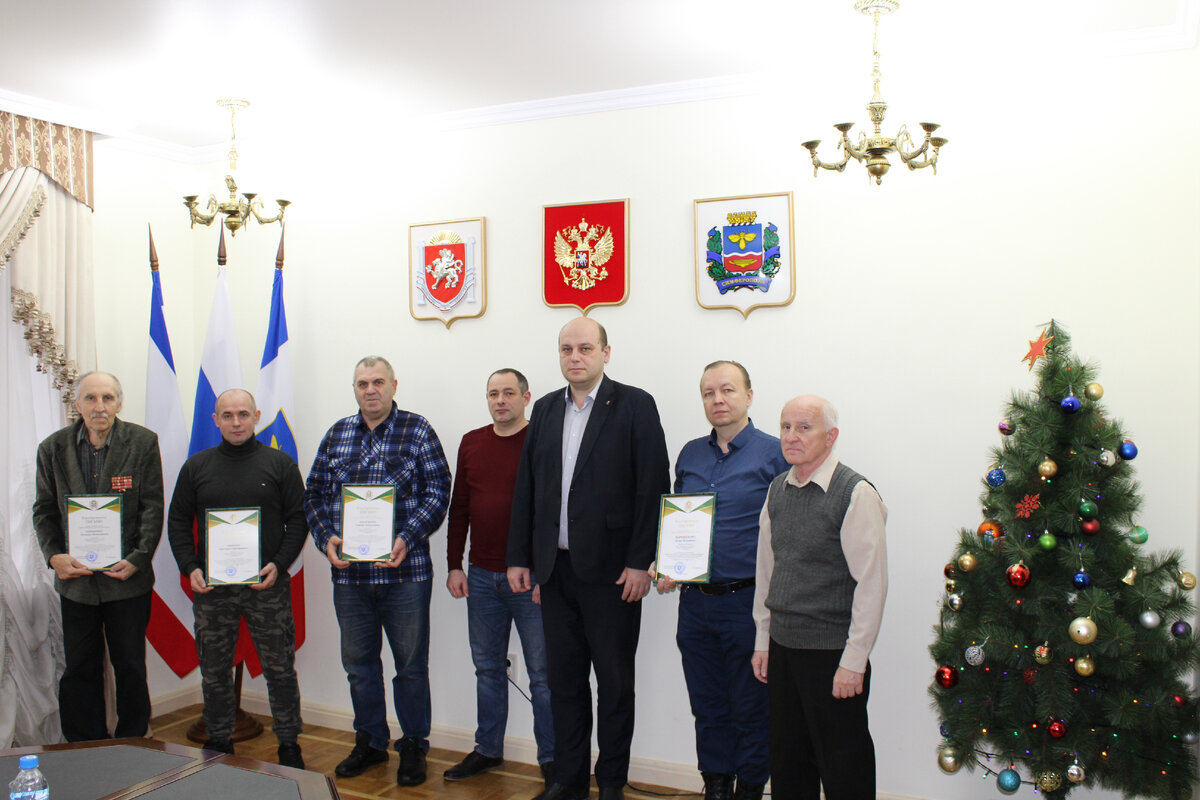 15.12.2023 г. во исполнение Распоряжения Главы Администрации города Симферополя М.С.Афанасьева от 14.11.2023 №418-р «О поощрении наградами Администрации города Симферополя Республики Крым» состоялась церемония награждения Благодарственными письмами главы Администрации города Симферополя Республики Крым народных дружинников Местной общественной организации «Добровольная народная дружина» г.Симферополя за активное участие в обеспечении общественного порядка на территории муниципального образования городской округ Симферополь Республики Крым, оказание благотворительной гуманитарной помощи участникам специальной военной операции, проходящим лечение в Симферопольском военном госпитале.  Награждение проводил заместитель Главы Администрации города Симферополя Семенченко Александр Николаевич в присутствии:
-  командира ДНД г.Симферополя – председателя Правления МОО «ДНД г.Симферополя» Станкевича Сергея Ивановича;
 - начальника управления административных органов Администрации г.Симферополя Роика Сергея Зиновьевича, в функции которого входит внесение предложений по координации деятельности правоохранительных, надзорных и контролирующих органов, а также по координации деятельности частных охранных предприятий, добровольных народных дружин и общественных организаций, с целью их привлечения к обеспечению общественного порядка в городском округе Симферополь.
Состоялось также обсуждение текущих и перспективных планов в рамках трёхстороннего соглашения о взаимодействии, заключённого между Администрацией города Симферополя Республики Крым, Управления МВД России по городу Симферополю и МОО «Добровольная народная дружина г.Симферополя».
