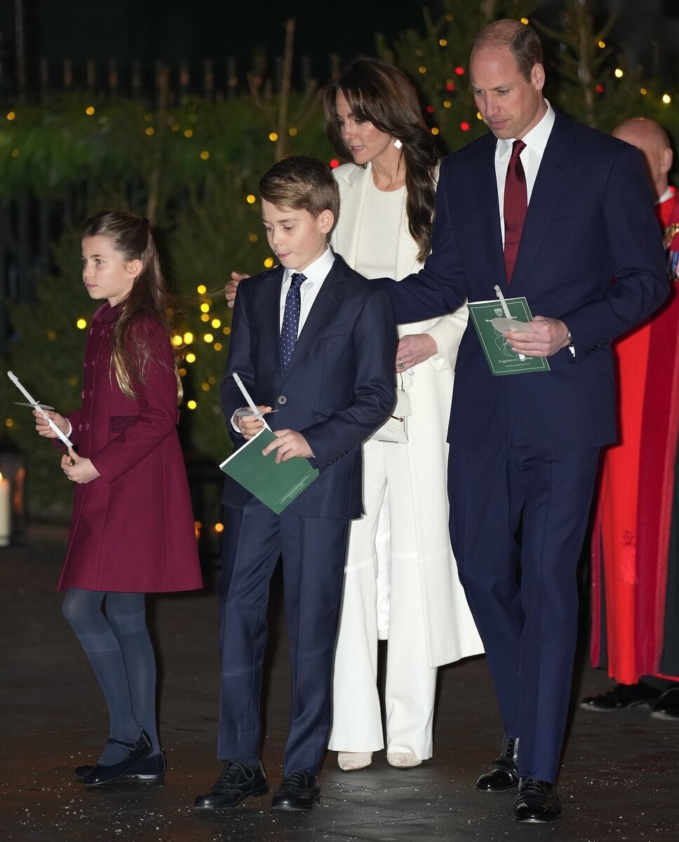 Кейт Миддлтон и принц Уильям с детьми Legion-Media