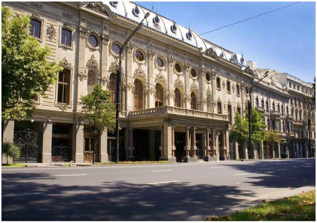 Тбилиси театр им. Театр руставели тбилиси. Тбилиси консерватория на руставели адрес. Тифлис театр руставели. Театр руставели тбилиси.