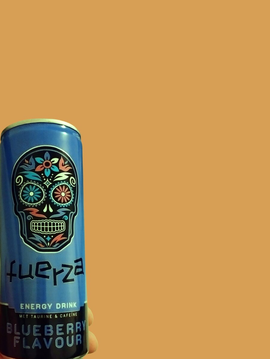 Заголовок: "Energy Drinks: незаменимый спутник современного образа жизни?"

Введение:
Energy drinks, или напитки для повышения энергии, стали неотъемлемой частью современного образа жизни. Эти популярные напитки, обладающие стимулирующими свойствами, пользуются огромной популярностью среди молодежи и активных людей, нуждающихся в дополнительном приливе энергии. В нашей статье мы рассмотрим плюсы и минусы употребления энергетических напитков, их состав и потенциальные риски для здоровья.

Плюсы энергетических напитков:
1. Дополнительная энергия: Одним из главных плюсов энергетических напитков является их способность повышать энергию и внимание. Благодаря активным ингредиентам, таким как кофеин, таурин и витамины группы B, эти напитки могут помочь бороться со сонливостью и усталостью, особенно в периоды повышенной физической или умственной активности.

2. Улучшение физической выносливости: Энергетические напитки могут помочь улучшить физическую выносливость и способность к тренировкам, благодаря повышенному вниманию и улучшению реакции организма на физическую нагрузку.

3. Бодрость и повышение настроения: Потребление энергетических напитков может помочь повысить настроение и бодрость благодаря стимулирующему действию компонентов, таких как кофеин. Это особенно полезно во время стрессовых ситуаций или для повышения концентрации во время учебы или работы.

Минусы энергетических напитков:
1. Потенциальные побочные эффекты: Избыточное потребление энергетических напитков может вызвать негативные побочные эффекты, такие как бессонница, сердцебиение, нервозность, головные боли и повышенное артериальное давление. Людям, страдающим от сердечно-сосудистых заболеваний, беременным женщинам и детям следует быть особенно осторожными при употреблении этих напитков.

2. Потеря жидкости и обезвоживание: Из-за содержания кофеина и других стимуляторов, энергетические напитки могут иметь мочегонное действие и способствовать дегидратации организма. Поэтому важно учитывать, что они не могут заменить обычную воду для утоления жажды.

3. Зависимость: Энергетические напитки могут вызывать физическую и психологическую зависимость. Регулярное и избыточное потребление может привести к необходимости все больше употреблять для достижения желаемого эффекта, что может оказаться опасным для здоровья.

Вывод:
Энергетические напитки представляют собой двуединое оружие: они могут быть полезными в умеренных количествах для повышения энергии, улучшения физической выносливости и настроения, но при избыточном потреблении могут оказаться вредными для здоровья. Важно соблюдать умеренность и здравый смысл при употреблении этих напитков, а также консультироваться с врачом, особенно если у вас есть какие-либо медицинские противопоказания или предрасположенность к побочным эффектам.