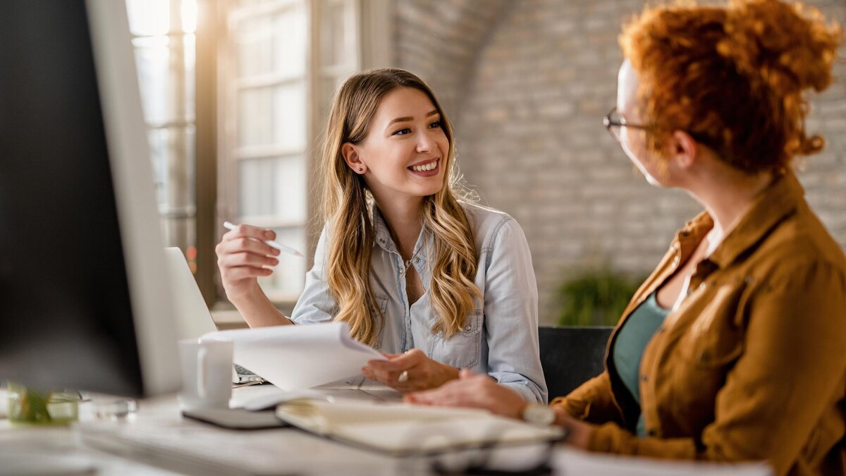    Любите поболтать во время рабочей суеты? Ученые выяснили, что это ускоряет работу© Freepik | Drazen Zigic
