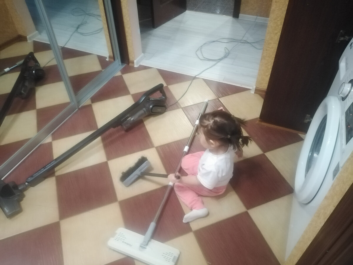 Время обеденного сна. У дочки другие планы. 