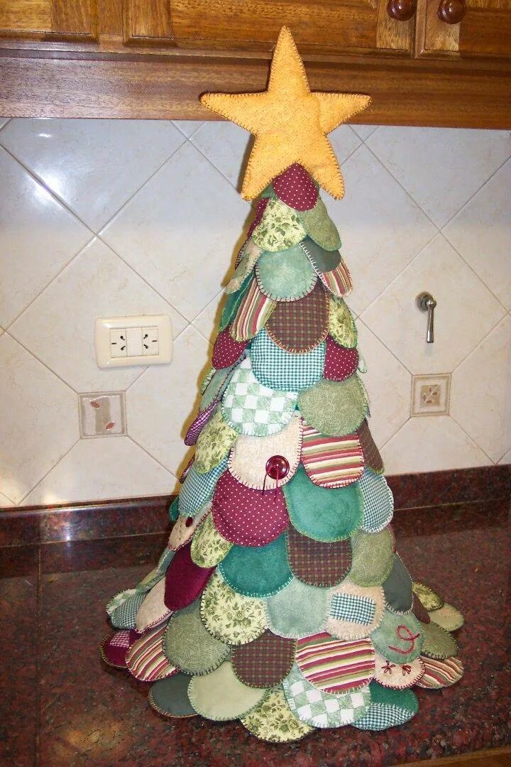 пэчворк елочка. елочка из лоскутков. лоскутные елочки. лоскутная елка из ткани. сувениры в лоскутной технике.