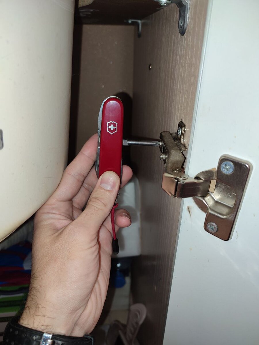 Единственный на мой взгляд плюс отвертки в спинке ножа. Фактически это отвертка с короткой ручкой. Например, можно подлезть в узкое пространство между раковиной и стенкой шкафа.