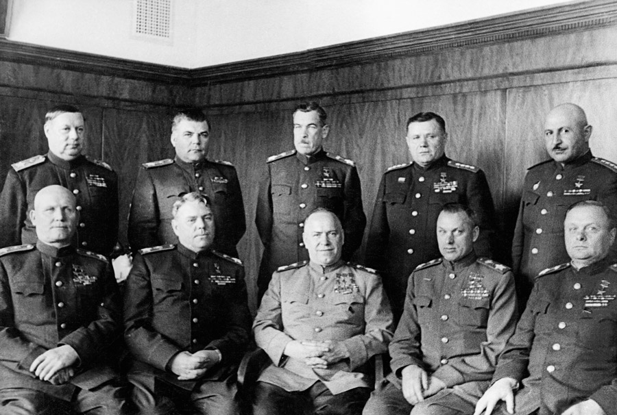 Маршалы Победы. В первом ряду слева направо: И.С. Конев, А.М. Василевский, Г.К. Жуков, К.К. Рокоссовский, К.А. Мерецков; во втором ряду слева направо: Ф.И. Толбухин, Р.Я. Малиновский, Л.А. Говоров, А.И. Еременко, И.Х. Баграмян. 