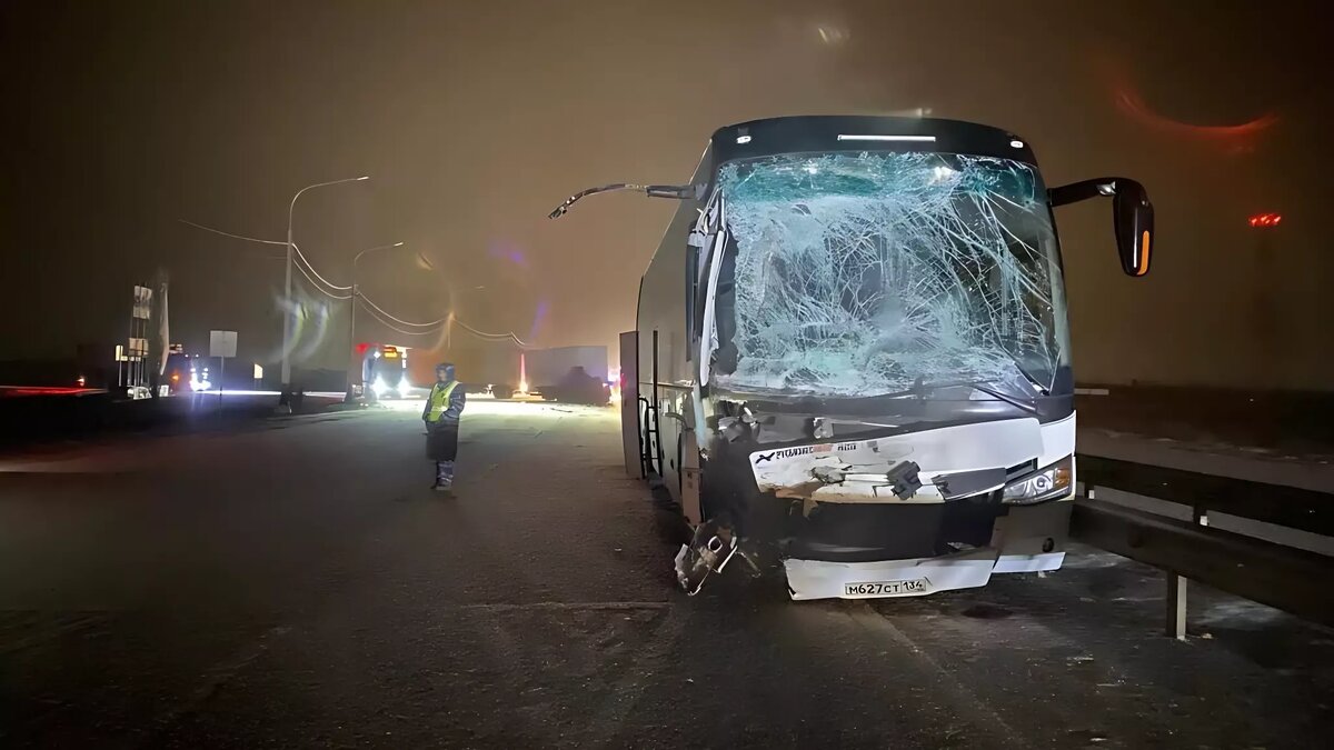     Вечером 15 декабря в Городищенском районе Волгоградской области столкнулись пассажирский автобус и КамАЗ, пострадал водитель фуры. Об этом сообщает региональный главк полиции.