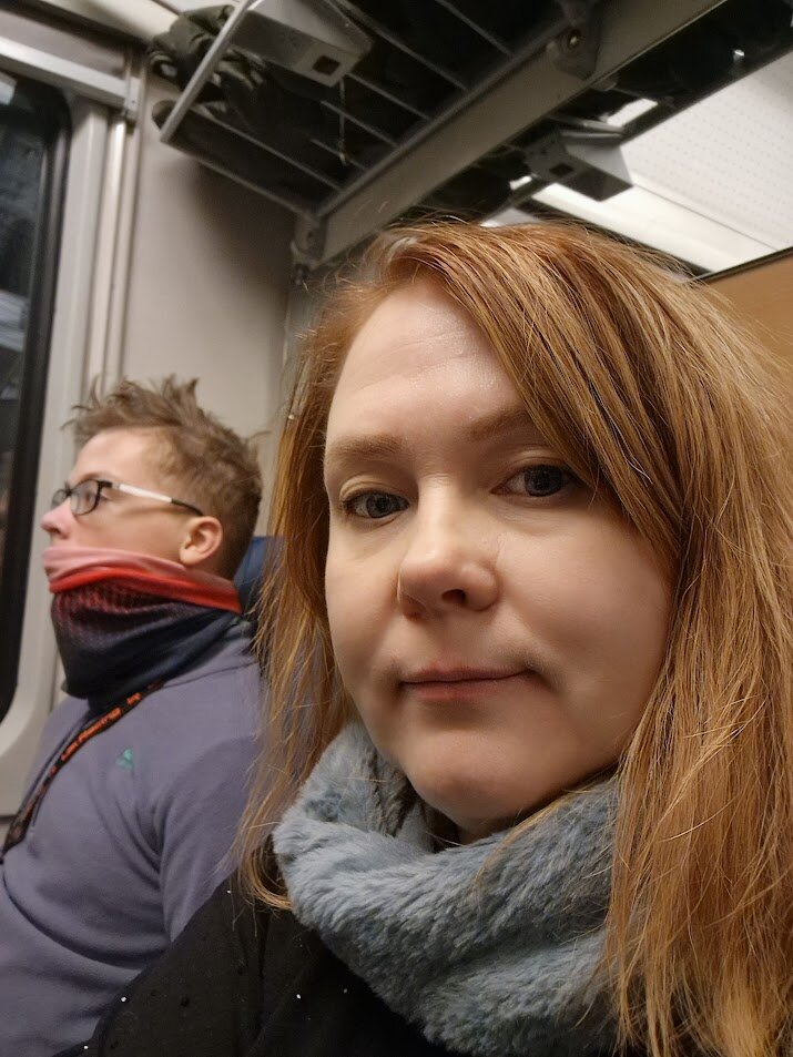 еду в поезде, рядом старший, фото сделано еще во время пандемических ограничений, поэтому у него на носу платок. Как бы вместо маски. 