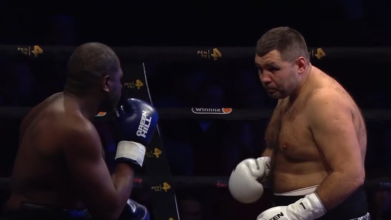    Максим Бабанин (справа) против Кевина Джонсона.