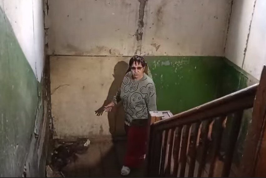 Хотя объективно людей нужно было переселять немедленно. Состояние дома было просто ужасным, он рушился в буквальном смысле: кирпичная кладка местами обвалилась, в стенах зияли огромные дыры. От греха подальше коммунальщики отключили дом от отопления и водоснабжения, потому что никто не мог гарантировать безопасность.