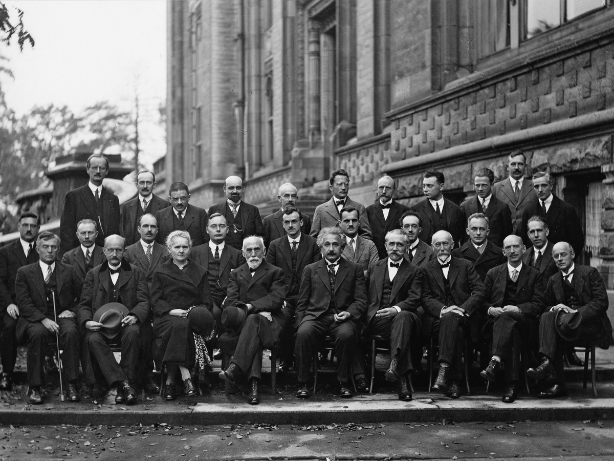 Фотография с Сольвеевской конференции 1927 года. Шрёдингер — посередине в последнем ряду. Эйнштейн — посередине в нижнем
Фото: Public Domain