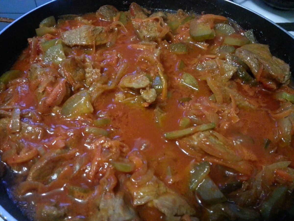 Азу по-татарски с солеными огурцами. Говядина тушеная с огурцами. Блюдо мясо с огурцами солеными. Азу по татарски. Говядина тушеная с огурцами.