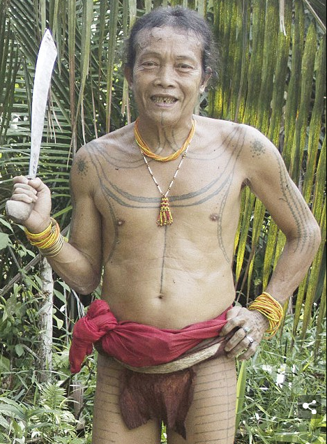 Шаман конечно в узорах и с зубами, потому что ему нужно максимально соединиться с Духом