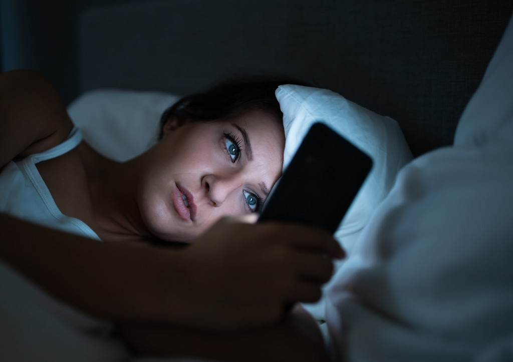 человек спит рядом со смартфоном. уходя заряди телефон. яркость телефона ночью. отключать ли смартфон на ночь. отключать ли смартфон на ночь.