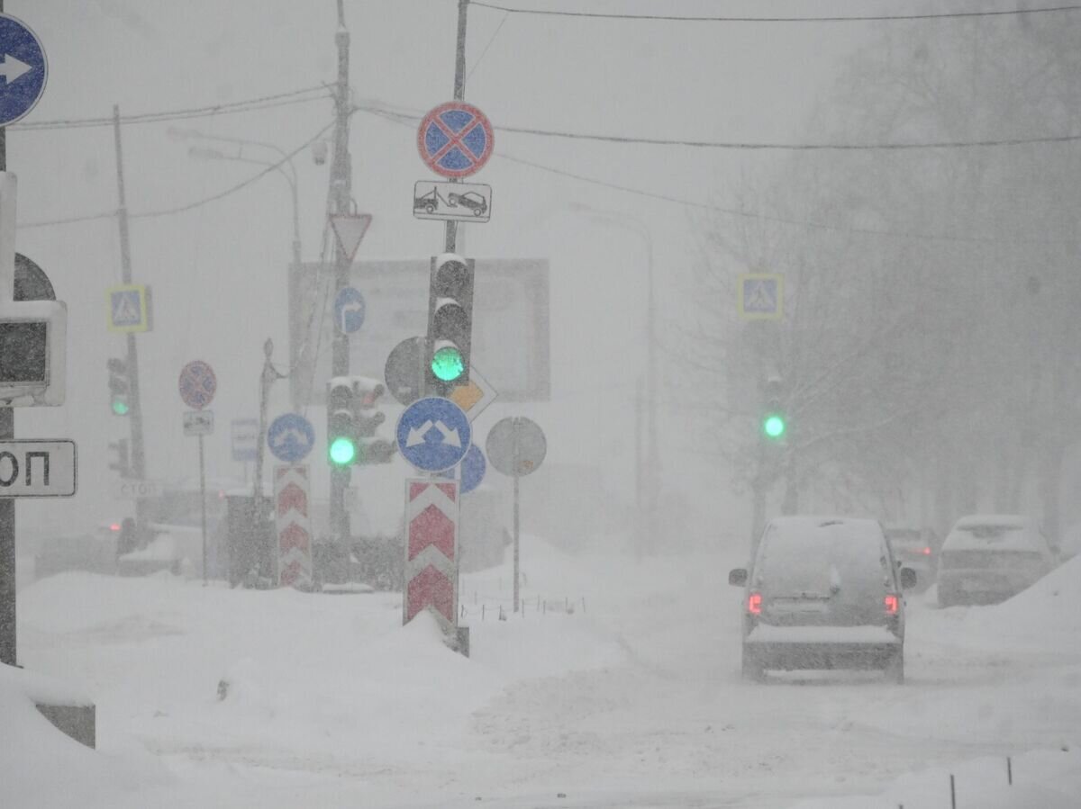   Автомобиль на Ленинском проспекте во время сильного снегопада в Москве© РИА Новости / Владимир Федоренко