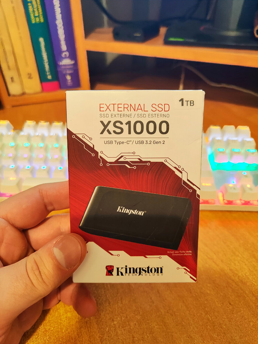 А вот и тот новенький SSD. Посмотрим поближе..