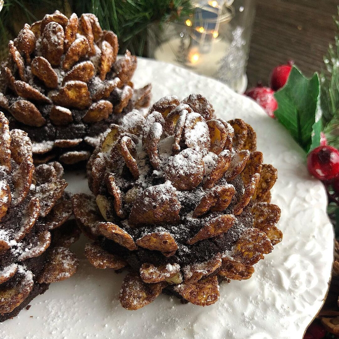 пирожное новогоднее шишечки. сладкие шишки на новый год. печенье шишки новогодние. десерт новогодние шишки. зимние сладости.