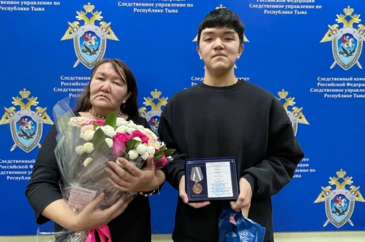    Ринчен с мамой Саяной Анатольевной на вручении медали «За содействие».