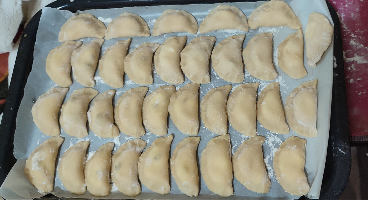 Такие вареники вкусно как со сметаной, так и со сливочным маслом. 