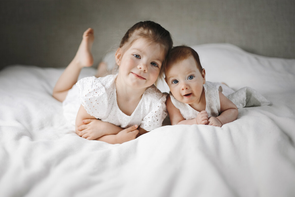 <a href="https://ru.freepik.com/free-photo/caucasian-little-sisters-are-lying-on-the-big-white-blanket_8316151.htm#page=2&query=%D1%81%D0%B5%D1%81%D1%82%D1%80%D1%8B&position=0&from_view=search&track=sph&uuid=0b5dbc28-6ec6-48b0-b1a9-7466400167a0">Изображение от freepic.diller</a> на Freepik