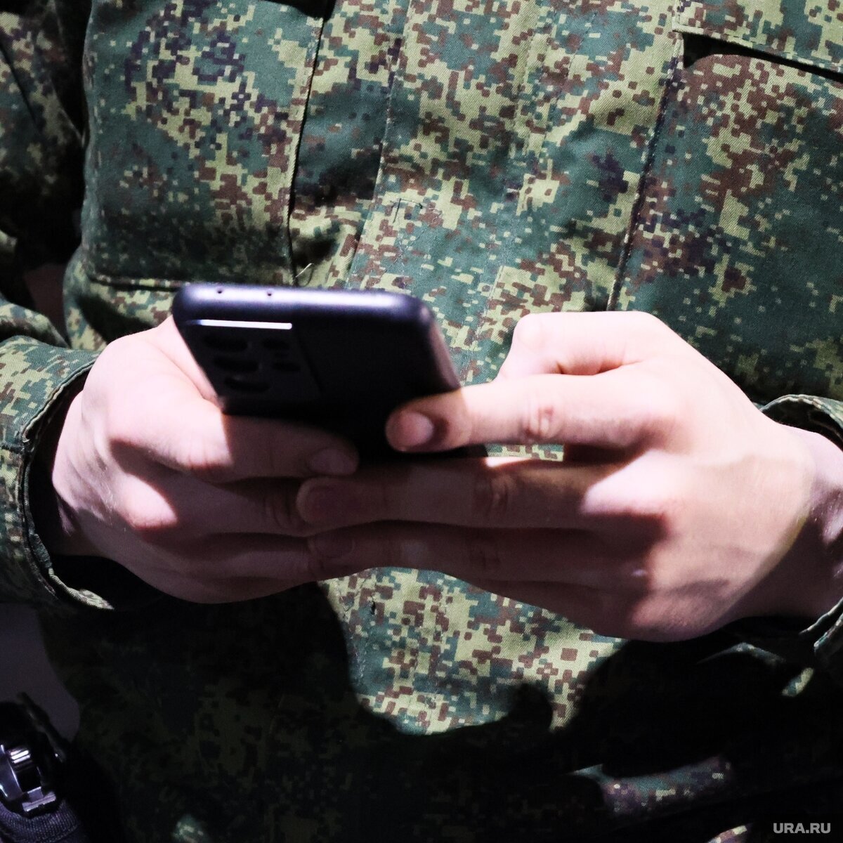 Утечка разговоров военных. Военный смартфон. Военнослужащий с телефоном в руках. Мобильный телефон для военнослужащих. Руки военного со смартфоном.
