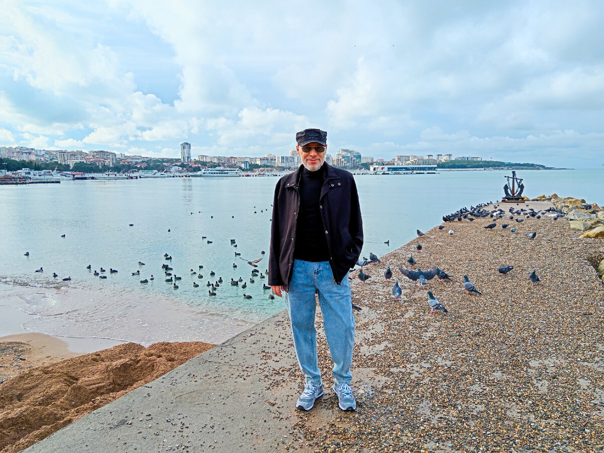 Погода пока радует у моря в Геленджике. Даже после дождя всё ещё тепло и комфортно гулять по набережной (Михаил Лекс, автор рассказа и канала)