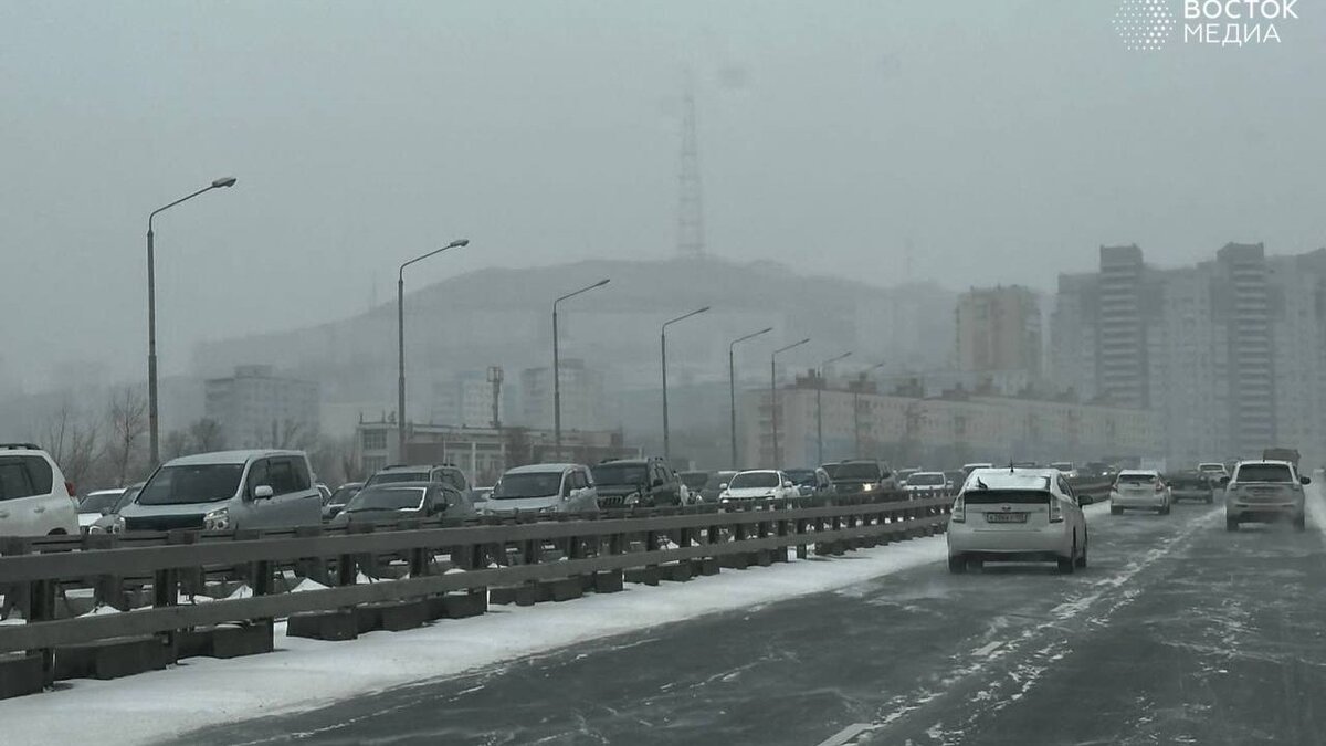     Сильный снегопад накрыл Владивосток сегодня ночью. Улицы города сейчас выглядят как в зимней сказке или же как фильме про апокалипсис.